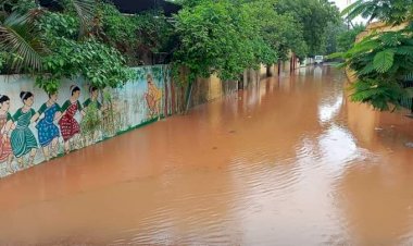 CG:बेमेतरा में लंबे अंतराल के बाद नगर सहित अंचल में हुई झमाझम बारिश..बेमेतरा में.नाली साफ सफाई नही होने वार्डो सहित कालोनी में भरा पानी हो रहा है आने जाने में परेशानी