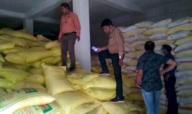 CG- 6 कृषि केंद्र सील: खाद की कालाबाजारी... 6 दुकानें सील... 7 को जारी नोटिस... प्रशासन सख्त... ताबड़तोड़ कार्रवाई जारी....