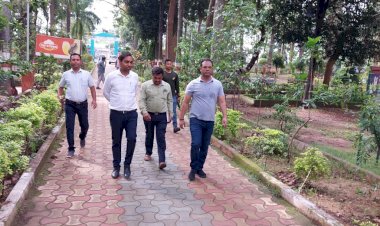 Sarguja News :  सुबह- सुबह सड़क पर उतरे कलेक्टर मॉर्निंग वाकर्स से की बात बैडमिंटन खिलाड़ियों के साथ उठाया बैडमिंटन खेल का लुफ्त स्टेडियम संजय पार्क और वाटर पार्क का किया निरक्षण दिए जरूरी दिशा निर्देश