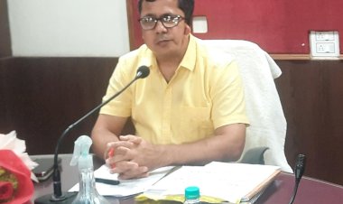 सीमांकन के लंबित प्रकरणों को तेजी से अभियान चलाकर करे निराकरण,लोक सेवा केन्द्रो के माध्यम से प्राप्त आवेदनों के निराकरण में देरी पर लगेगा प्रतिदिन इतने रूपये का जुर्माना,कलेक्टर ने राजस्व विभाग की समीक्षा बैठक में दिये निर्देश....