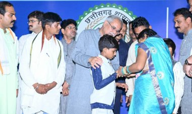 CG: बोरवेल वाले राहुल की पढ़ाई और इलाज का पूरा खर्च उठायेगी सरकार... स्पीच थिरैपी का खर्च भी वहन करेगी... CM भूपेश ने किया 5 लाख रूपए के आर्थिक सहायता का ऐलान... मां को रोज़गार देने के निर्देश... परिजन और सैकड़ो ग्रामीणों ने की CM से मुलाकात....