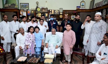 मुख्यमंत्री ईद-उल-अजहा की मुबारकबाद देने मंत्री अकबर के घर पहुंचे