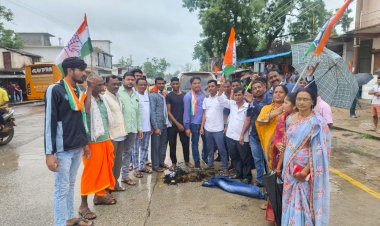 मंत्री कवासी लखमा पर अभद्र टिप्पणी करने वाले भाजपा विधायक अजय चंद्राकर का कांग्रेसियों ने किया पुतला दहन..