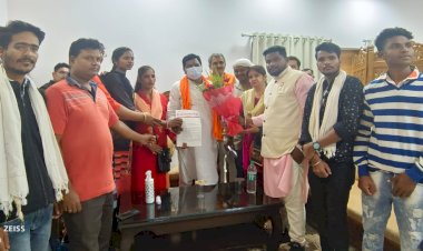 मुक्ति मोर्चा के मुख्य संयोजक एवं जनता कांग्रेस के जिला अध्यक्ष नवनीत चांद के कुशल निर्देशन में प्रतिनिधि टीम  बस्तर के हितेषी मुद्दों को लेकर केंद्रीय मंत्री से मुलाकात की,सौपा ज्ञापन