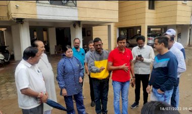 नगर पालिक निगम के तहत  अनवरत हो रही बारिश में भी महापौर श्रीमती सफीरा साहू ,आयुक्त श्री दिनेश कुमार नाग शहर के वार्डो मे डेंगू व मलेरिया  के रोकथाम व बचाव के साथ वार्डो में साफ सफाई के साथ बाढ़ प्रभावित क्षेत्रों व राहत शिविरों का   व्यवस्थाओं के संबंध में लगातार  दौरा कर रहे हैं