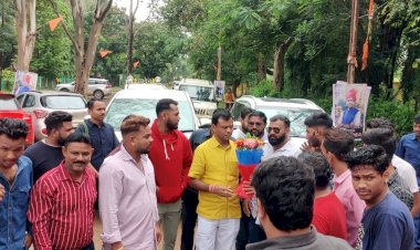 सदैव आवाज उठाने वाले अनुसूचित जनजाति के राष्ट्रीय उपाध्यक्ष बनने पर औरों उनके अवतरण दीवस के अवसर पर बस्तर सांसद दीपक बैज जी को सप्रेम पुष्प गुच्छ भेटकर एवं केक कटवाकर उनको शुभकामनाएं बधाई के साथ-साथ उनके उज्वल भविष्य की कामना किया