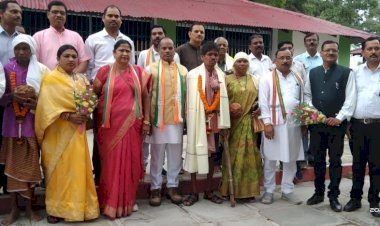 दुगली में कांग्रेसी विधि विभाग ने निशुल्क विधिक शिविर लगाया....विशेष जनजाति समुदाय के समाज प्रमुख के साथ समाजसेवियों का किया सम्मान.....