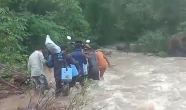 जगरगुंडा क्षेत्र में स्वास्थ्यकर्मी अपनी जान जोखिम में डालकर ग्रामीणों तक पहुंचा रहे स्वास्थ्य सुविधा