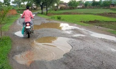 इंदरपुर (डुडी) - भवंरखोह पीएमजीएसवाई सड़क में जगह जगह गड्ढे... सड़़क जर्जरता को खुद कर रही है बया...सैकडों छात्र छात्राएं प्रतिदिन जाते है स्कूल कभी भी हो सकता है बड़ा हादसा....विभाग मौन....