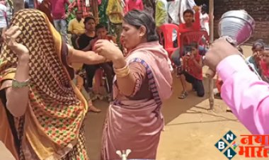 Social Media Viral Video : गाँव की दो भाभी ने मिलकर  बैंड बाजे पर किया ऐसा जबरदस्त डांस! वायरल हुआ विडियो, यूजर बोले ये है असली डांसर...