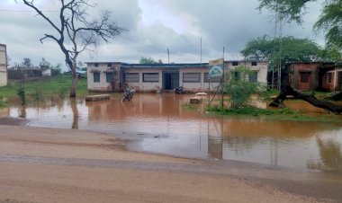 CG:साजा में नगर पंचायत प्रशासन की उदासीनता और निष्क्रियता का खमियाजा भुगत रहे क्षेत्र के आम नागरिक... सरकारी कार्यालयों के बाहर हफ्तेभर से निकासी व्यवस्था नही हो पाने से जमा वर्षा पानी लोगों के लिए बना मुसीबत.. स्वच्छता एवं निकासी व्यवस्था के मामले नगर पंचायत फिसड्डी