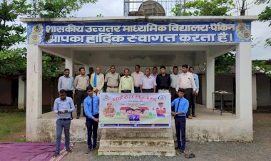 खाखी के रंग पुलिस के संग कार्यक्रम में उच्चतर माध्यमिक विद्यालय के छात्र/छात्राओं एवं शिक्षकों को कानून संबंधी जानकारी व थाना से हर सम्भव मदद, डायल 112, यातायात नियमों का पालन आदि विभिन्न जानकारी दिया गया