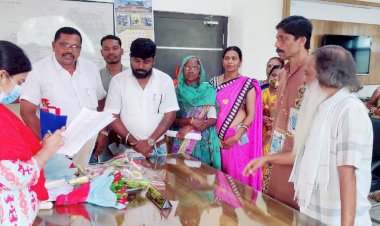 जांच के निर्देश : क्रेशर प्लांट के विस्फोट से  प्रभावित किसान फरियाद ले पहुँचे कलेक्टर के पास, प्रशासन ने दिये जांच के निर्देश...देखे विडियो…