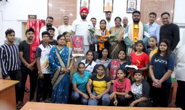 CG राजनांदगांव:भारोत्तोलन में पदक विजेता ज्ञानेश्वरी यादव का निगम में हुआ सम्मान...6 माह में 6 मेडल लेकर संस्कारधानी का गौरव बढ़ाने पर महापौर सहित जनप्रतिनिधियोें ने ज्ञानेश्वरी को शाल,श्रीफल, स्मृति चिन्ह व नगद राशि से किये सम्मानित