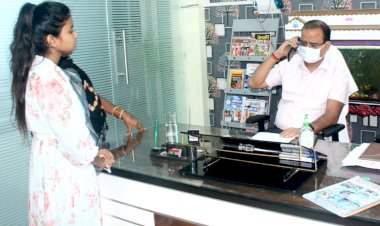 कलेक्टर का छत्तीसगढ़ी में संवाद: का हो गे बबा... ऐति आ न दई... ए नोनी लान आवेदन ल... छत्तीसगढ़ी संवाद के कायल हुए फरियादी.....