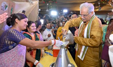 #MorHareli : छत्तीसगढ़ गौ-मूत्र खरीदी करने वाला देश का पहला राज्य... मुख्यमंत्री ने आज हरेली पर्व से राज्य में गौ-मूत्र खरीदी का किया शुभारंभ...मुख्यमंत्री गौ-मूत्र विक्रय कर बने प्रथम विक्रेता...देखिए तस्वीरें...