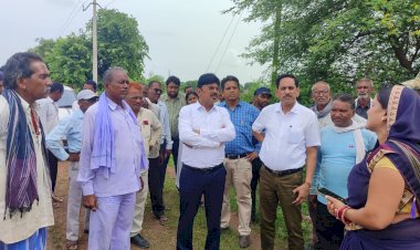 CG:बेमेतरा कलेक्टर ने बारगांव एवं सरदा का दौरा कर अल्पवर्षा से उत्पन्न स्थिति की जानकारी ली..कलेक्टर ने सरदा के गौठान का निरीक्षण किये और महिला स्व सहायता समूह की बहनों से गौठान की गतिविधियों के संबंध में जानकारी लिए