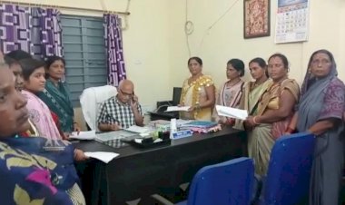 CG:छत्तीसगढ़ जुझारू आंगनबाड़ी कार्यकर्ता कल्याण संघ बेमेतरा जिलाध्यक्ष के नेतृत्व में सौंपे आवेदन ...महिला बाल विकास विभाग कर रहाहै कार्यकर्ता का आर्थिक एवं मानसिक शोधण -विद्या जैन अध्यक्ष छ.ग.जुझारू आंगनबाड़ी कार्यकर्ता सहायिका कल्याण संघ बेमेतरा...साजा परियोजना क्षेत्र के आंगनबाड़ी कार्यकर्ता पहुंचे थे..क्या है मामला पढिए पूरा खबर