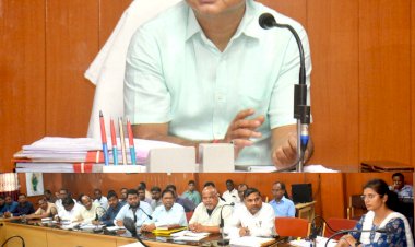 CG NEWS: 'सड़कों की हालत खराब, जगह-जगह गड्ढे, अधिकारियों को दिखाई क्यों नहीं दे रहा, मैं कोई बहाना नहीं सुनना चाहता'.... निर्माण एजेंसियों की कार्यशैली पर कलेक्टर ने जताई कड़ी नाराजगी... दिए ये निर्देश.....