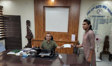 कलेक्टर महोबे ने कवर्धा की अंकिता गुप्ता को मुख्यमंत्री  स्वेच्छानुदान मद से स्वीकृत पांच लाख का रूपए का चेक प्रदान किया

छत्तीसगढ़ सरकार ने यूरोप में भारत का नाम रौशन करने के लिए छत्तीसगढ़ की बेटी अंकिता गुप्ता को दिए 5 लाख रूपए की मदद