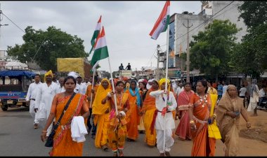 विश्व आदिवासी दिवस पर बलरामपुर में किया गया  बृहद रैली का आयोजन , रैली में तिरंगा लेकर चल रहे थे आदिवासी समाज के लोग , दिया देशभक्ति का संदेश