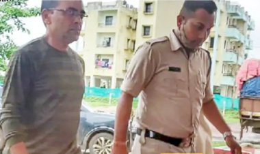 शिक्षक गिरफ्तार : छात्रा की शिकायत पर शिक्षक पर मामला दर्ज…कमर पर हाथ फेरकर कहता टीचर-ये तो गुरु दक्षिणा है:8वीं की छात्रा की पहुंची थाने…शर्मनाक कृत्य का आरोप,पुलिस ने किया गिरफ्तार….