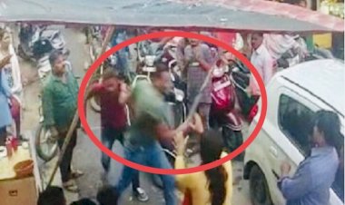 CG रईसजादे की गुंडागर्दी का VIDEO:कार सवार की गाड़ी के सामने आया युवक तो उसे लाठी निकाल रईसजादे ने निर्ममतापूर्व दौड़ा-दौड़ा कर पीटा… तमाशा देखती रही भीड़ …हाथ जोड़ती रही उसकी पत्नी,फिर जो हुआ…देखे दिल-दहला देने वाला गुंडागर्दी का विडीओ…