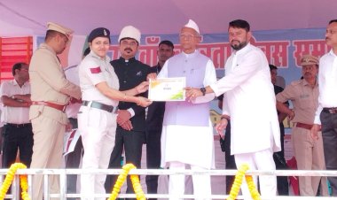 CG:*अभिव्यक्ति महिला सुरक्षा ऐप में  उत्कृष्ट कार्य करने के लिए महिला प्रधान आरक्षक वर्षा चौबे का गृह मंत्री के हाथों हुए सम्मानित...*बेमेतरा पुलिस के द्वारा