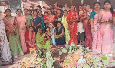 संतान की दीर्घायु और खुशहाली के लिए माताओं ने रखा कमरछठ का व्रत...