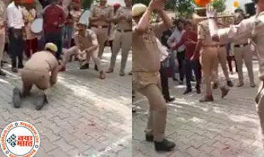 Police Nagin Dance: मस्ती में झूमे पुलिसकर्मी, जब दारोगा बने सपेरा और नागिन बने कॉन्स्टेबल, पुलिस का ये धांसू डांस खूब हो रहा वायरल...देखे विडियो...