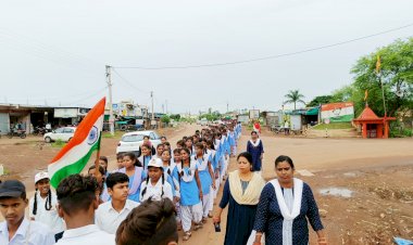 CG:देश की स्वतंत्रता के 75 वर्ष पूर्ण होने पर आजादी के अमृत महोत्सव के तहत...देवरबीजा शासकीय उच्चतर माध्यमिक विद्यालय में बच्चों द्वारा हमर तिरंगा प्रभात फेरी निकाला गया