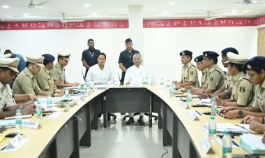 CG ब्रेकिंग: गृहमंत्री पहुंचे पुलिस कंट्रोल रूम... कानून को सख्ती से करें लागू और अपराधियों पर करें सख्त कार्रवाई... पुलिस चेकिंग के दौरान RTO कैंप लगाने के निर्देश.....