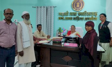 आयोग की अध्यक्ष के समक्ष अनावेदक ने आवेदिका को सौंपा 3 लाख 3 हजार रुपये का चेक
