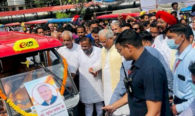 61वे जन्मदिवस पर मुख्यमंत्री ने श्रमिकों को बांटें 61 ई रिक्शा और नोनियों को दिए 2 करोड़ रुपए... कर्मकार मंडल के अध्यक्ष सुशील सन्नी अग्रवाल ने CM भूपेश को दी जन्मदिन की बधाई....