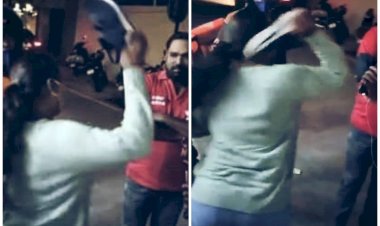 Woman Hit Zomato Boy: जोमैटो डिलीवरी ब्वॉय की इस बात पर महिला भड़की... महिला ने फूड डिलीवरी ब्वॉय को जूते से पीटा... देखें वीडियो....