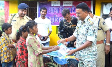 कबीरधाम जिले के नक्सल प्रभावित थाना चिल्फी के ग्राम बोक्करखार में पुलिस जनदर्शन कार्यक्रम का किया गया आयोजन।