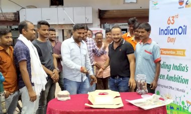 इंडियन आयल के  63  वें स्थापना दिवस पर  हर वर्ष के  भाँति इस वर्ष भी मनाया  , केक काट कर  सभी  लोगो का मुह मीठा करवाए ।