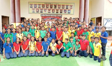 अतिरिक्त पुलिस अधीक्षक द्वारा केन्द्रीय विद्यालय कवर्धा के छात्र/छात्राओं एवं शिक्षिकाओं को महिला एवं बालक बालिकाओं के अधिकारों तथा साइबर अपराध से बचाव के विषय में विस्तार पूर्वक जानकारी दी