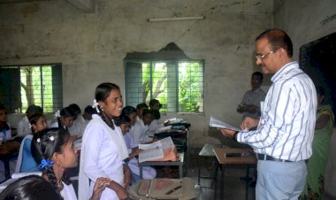 CG- शिक्षकों की अनुपस्थिति से कलेक्टर नाराज: रजिस्टर भी अपने साथ ले गए... बोले- आप लोग समझते क्यों नही? हड़ताल है क्या? जो समय पर भी स्कूल नहीं आए... अनुपस्थित शिक्षकों पर कार्यवाही के दिए निर्देश....