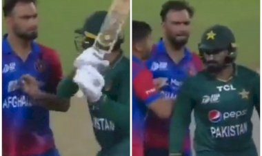 Asia Cup 2022 VIDEO: AFG vs PAK के खिलाड़ियों में हाथापाई... गेंदबाज को मारने के लिए बल्ला उठाया... पिच से लेकर पवेलियन तक भिड़े लोग... कुर्सियां उछाली... मैच के बाद स्टेडियम में ढिशूम-ढिशूम... देखें वीडियो.....