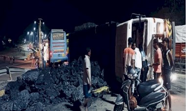 CG भीषण सड़क हादसा : तेज रफ्तार ट्रेलर ने यात्री बस को मारी टक्कर…बस से टकराकर पलट गया ट्रेलर, चालक की मौत, 10 यात्री घायल,तीन की हालत गंभीर…