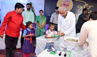 CG News :दिल की बीमारी से मासूमों का जीना था मुश्किल, इस स्वास्थ्य योजना ने दिया नया जीवन...अब चहक रही है कोमल और मुस्कुरा रही है पायल...मुख्यमंत्री ने बच्चियों संग खिंचवाई फोटो, गिफ्ट देकर उन्हें किया सम्मानित....