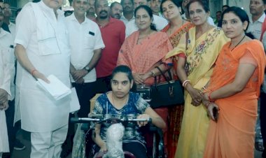 CG:दिव्यांग बालिका निशा को पंचायत एवं ग्रामीण विकास मंत्री रविंद्र चौबे ने दी ट्रायसिकल व उच्च शिक्षा के लिये स्वेच्छानुदान से 2 लाख रूपये