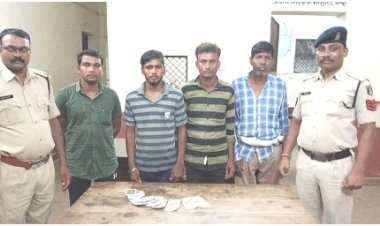 04 जुवाडियो से 2250 रूपये नगदी एवं 52 पत्ती ताश व एक दरी को जप्त किया गया ।