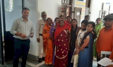 CG- कलेक्टर ने दी 'समोसा पार्टी': कलेक्टर की दिलेरी से ग्रामीण हुए खुश... शिकायत लेकर पहुंचे लोगों की सुनी समस्या... किराया देकर भेजा उनको घर... राशन दुकान खोलने का आदेश भी जारी... अब राशन लेना होगा आसान....