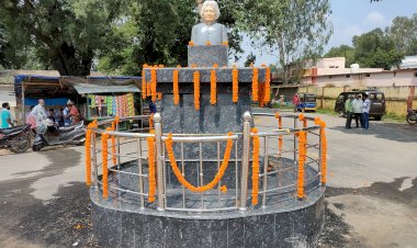 लखनपुर नगर पंचायत के विभिन्न चौक में मां कर्मा एपीजे अब्दुल कलाम तथा महाराज अग्रसेन के प्रतिमा का किया गया अनावरण