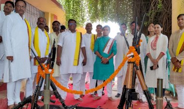 पुलिस अधीक्षक महासमुंद भोजराम पटेल ने पुलिस अधिकारियों के साथ किया शस्त्र पूजन