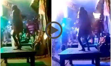 कलाकार की नाचते-नाचते मौत VIDEO: रामलीला परफॉर्म कर रहे कलाकार के लड़खड़ाए पैर... 'हनुमान' बनकर नाच रहे कलाकार की पूंछ में आग लगने के बाद आया हार्ट अटैक... स्टेज पर ही मौत.... देखें मौत का LIVE वीडियो...