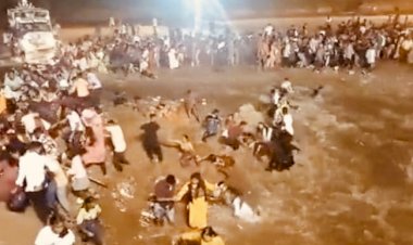8 की मौत: दुर्गा विसर्जन के दौरान बड़ा हादसा, नदी में कागज की तरह बहे कई लोग, 8 की मौत…करीब 20 से 25 लोग लापता…देखें दिल-दहला देने वाली घटना का LIVE VIDEO…
