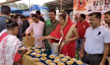 विधायक कार्यालय जगदलपुर में आयोजित महा भंडारे में शामिल हुए प्रभारी मंत्री कवासी लखमा